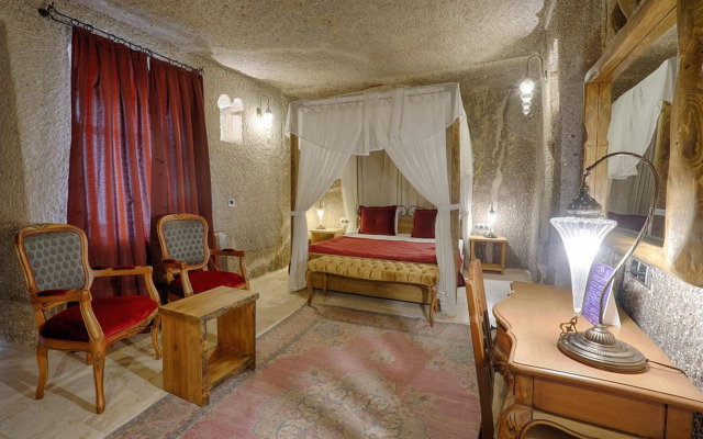 Hera Cave Suites