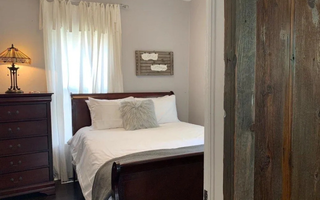 The Cottage! Chic Bungalow near Old Town Square!