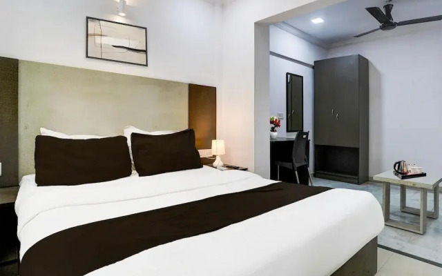 Cozy Deluxe Room Near Juhu Beach Mumbai
