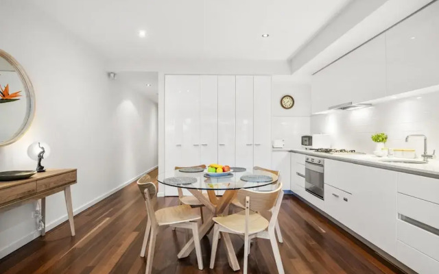 \"mila\" Trendy Prahran 1-bed Apartment With Balcony