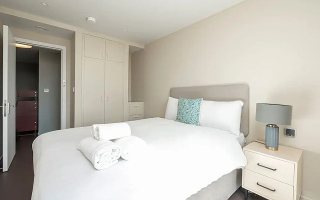 Stylish Three-bedroom Apartment in Poplar