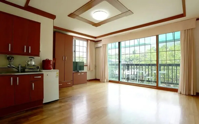 Jecheon (Worak Pensionville) Manet House