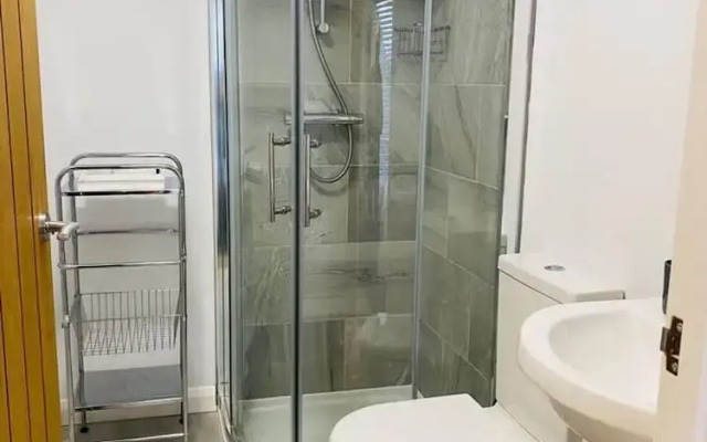 Luxury 2 bed Apartment Golden Triangle w Parking
