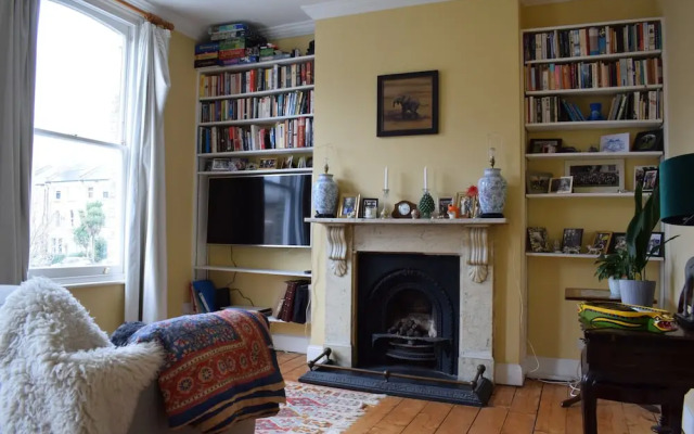 Quirky 1 Bedroom Flat in Highbury With Roof Terrace