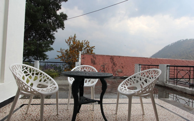 8fold-Pinecrest By LaRiSa, Bhimtal