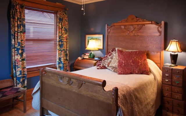 Como Lake Bed and Breakfast.