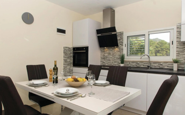 Awesome Home in Poplat With Wifi and 2 Bedrooms
