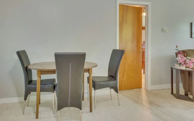 Cozy Youngstown Apartment w/ Central A/C + Heating