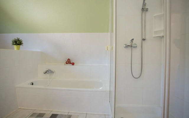 Attractive Holiday Home in Elkeringhausen with Pond