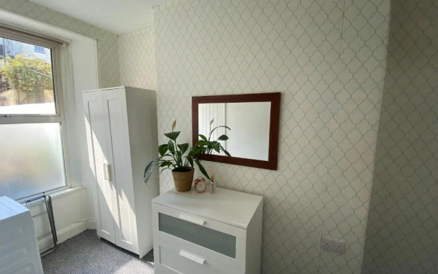 The Walnut Suite Lovely One Bedroom Flat in Stoke.