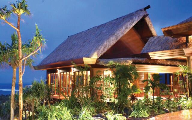 Отель Outrigger Fiji Beach Resort вид на фасад