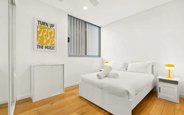 Central Luminous 2 Beds With Balcony Aircon