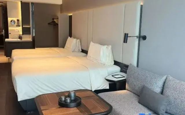 Zhuhai Jinwan Huafa Shangdu Aviation New City Atour Hotel