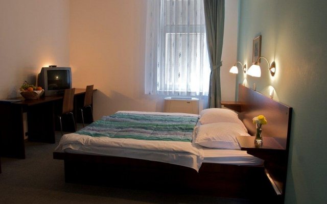 Отель Center Словения, Постойна - отзывы, цены и фото номеров - забронировать отель Center онлайн комната для гостей