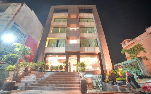 OYO 9580 Hotel Garnet Inn