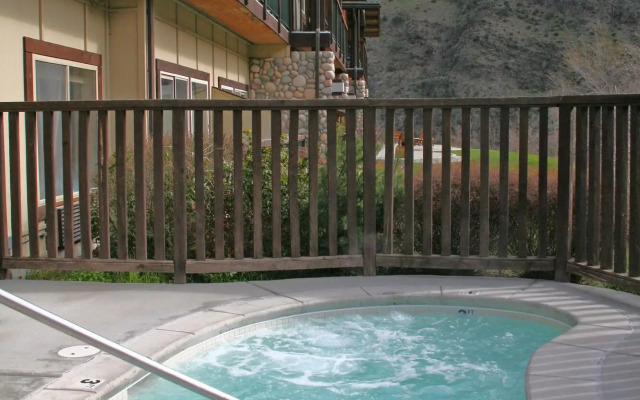 Salmon Rapids Lodge