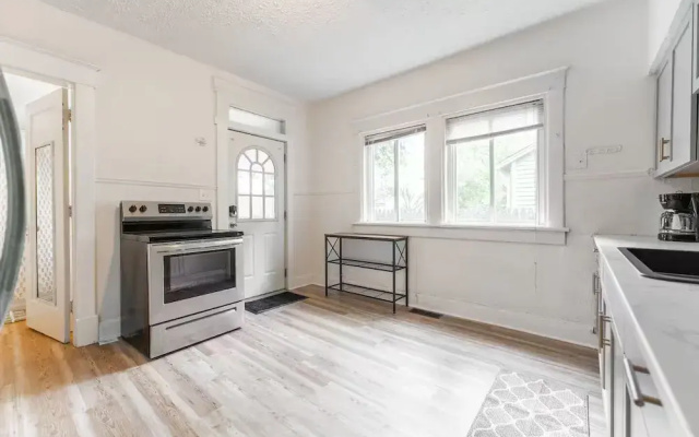 Cozy 3BR Home in Bates-Hendricks