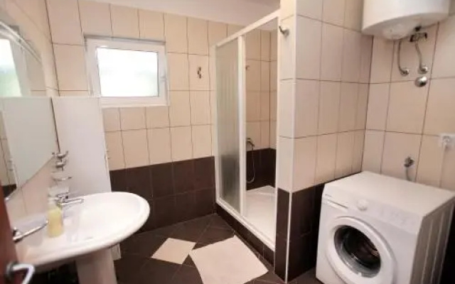 Apartman Tone