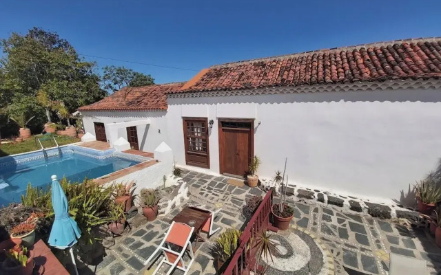 Villa-sleeps4-parking-garden-pool-nearairport