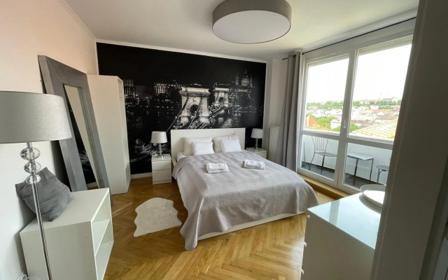 Panoramic Apt. near Chain Bridge