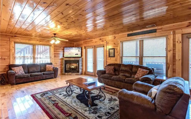 Hemlock Inn - Eight Bedroom Cabin