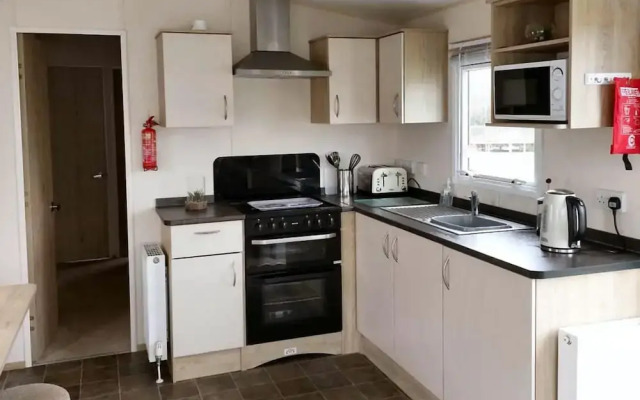 3 Bedroom Caravan - Sleeps 8 - Pets & Free Parking