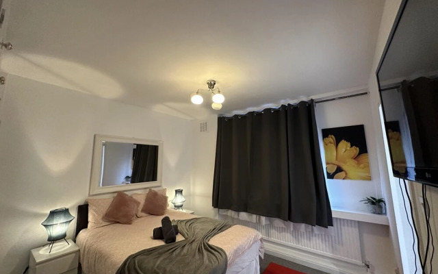 Gorgeous 4 Bedrooms, 5-baths House Central London
