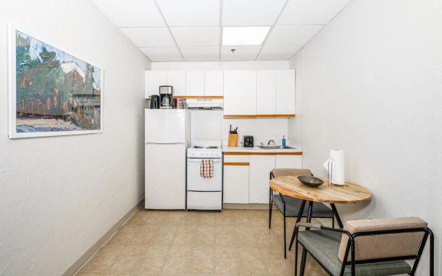 Modern Studio + Train | Theatre District | Evonify