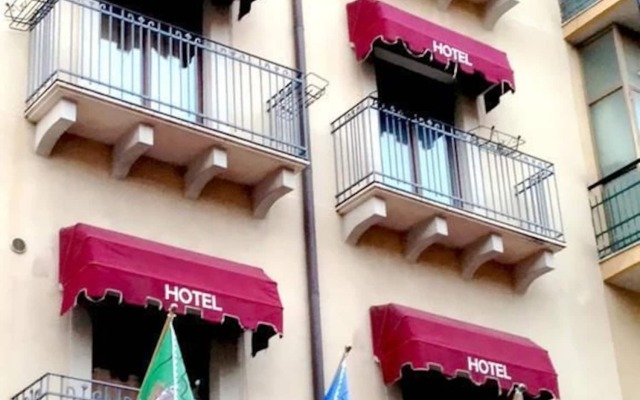 Hotel Conte Ruggero Пьяцца-Армерина вид на фасад