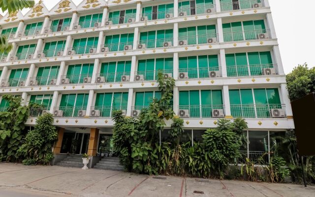 Отель Nida Rooms Petkasem 581 Golden Place вид на фасад