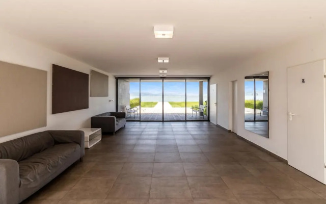Lake Side Luxury – Steps to the Lake Lela
