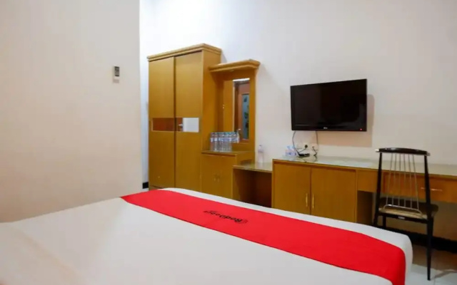 RedDoorz near Monumen Habibi Ainun