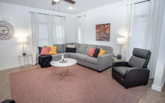 5BR/4BA House Sleeps 20 Downtown