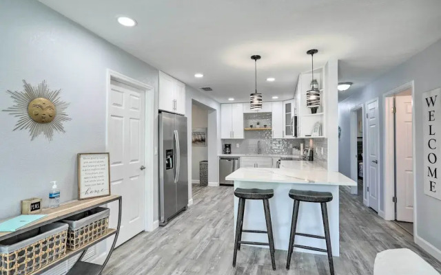 Breezy Largo Getaway - 5 Minutes to Beach!