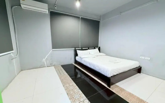 OYO 75465 Lucky Hostel (Huai Khwang)