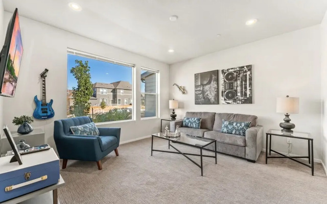 First Class Stylish Townhome Near Old Town!