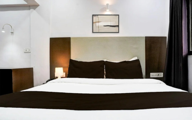 Cozy Deluxe Room Near Juhu Beach Mumbai