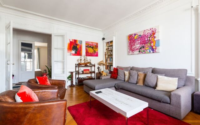 Отель Balcony Bliss steps from the Bois de Boulogne комната для гостей