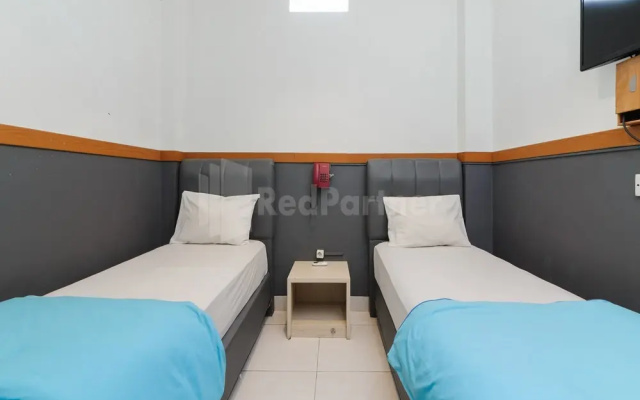 RedDoorz near Sarinah Mall