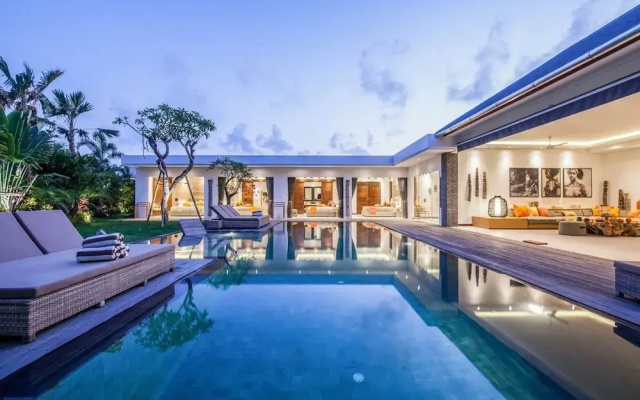 Splendid 6BR Villa, Just 400m to Finns Beach
