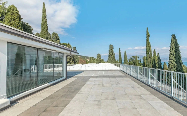 Luxury Apt 402 With Pool & Lake View