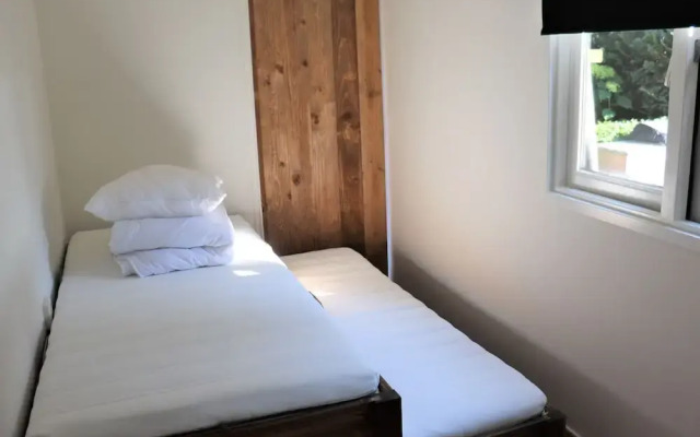 Fantastic Chalet Near Open Waterways, hot tub