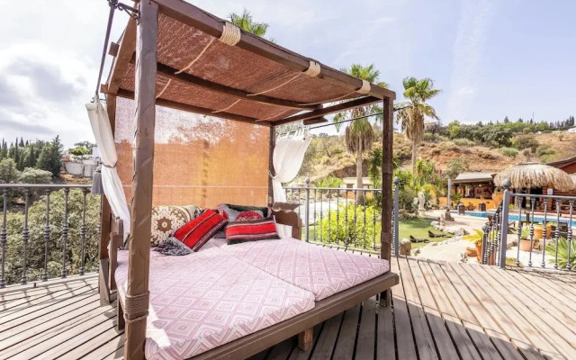 Luxurious Private Cabin Pool Hottub & Fireplace
