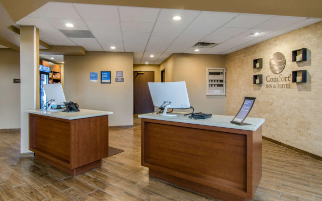 Comfort Inn & Suites Wichita Northeast