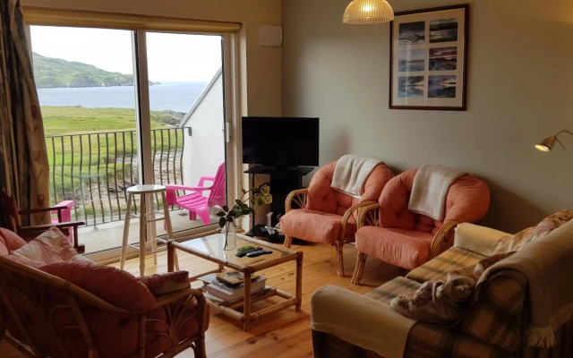 Beautiful 3 Bed Apartment with Balcony Sea View