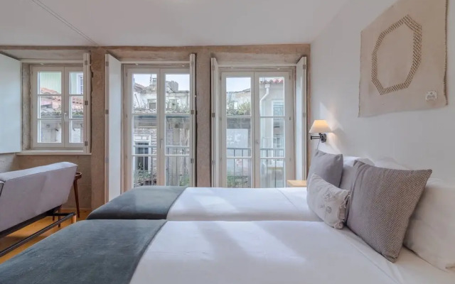 Modern Studio in Porto With Balcony