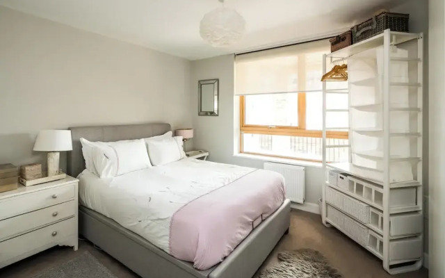 Shiny and Comfy stay with Underground links nearby!