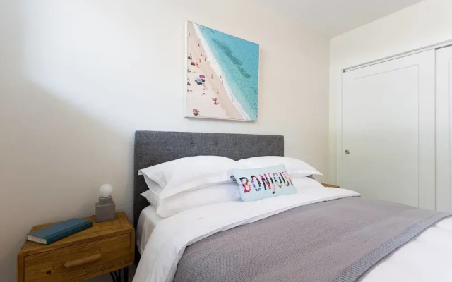 Perfect 2 Bdr, 2 Bath Landing for the Family