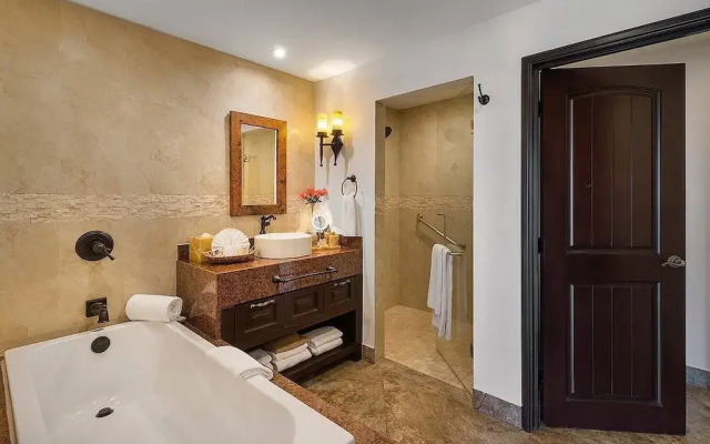 Room in Holiday House - Hacienda Encantada-king Or Queen Beds-kitchenette!