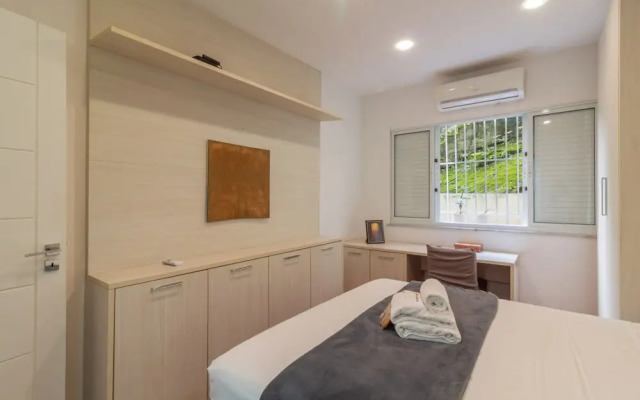 10-min Walk to Copacabana Beach Stc302